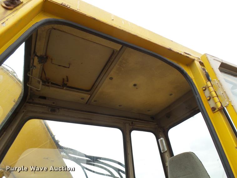 image for item L3257 1985 John Deere 490 excavator