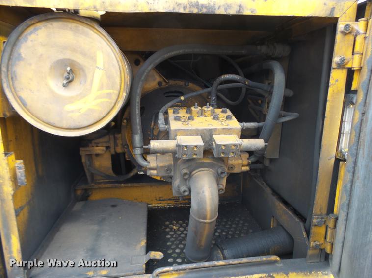image for item L3257 1985 John Deere 490 excavator