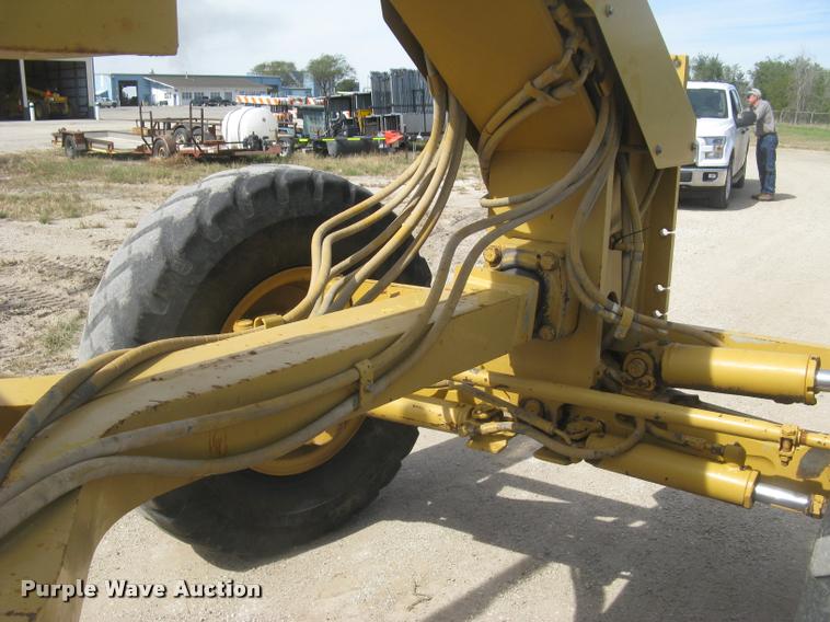 image for item L3892 1996 Caterpillar 140H VHP motor grader
