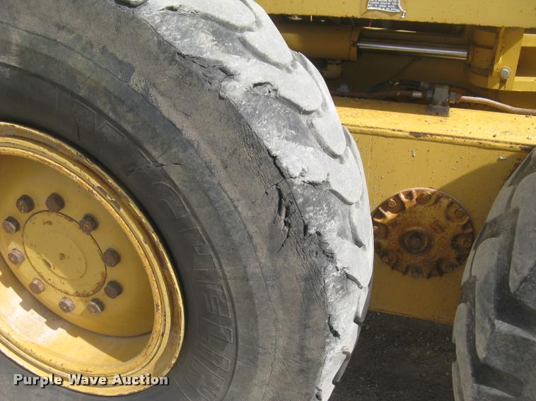 image for item L3892 1996 Caterpillar 140H VHP motor grader