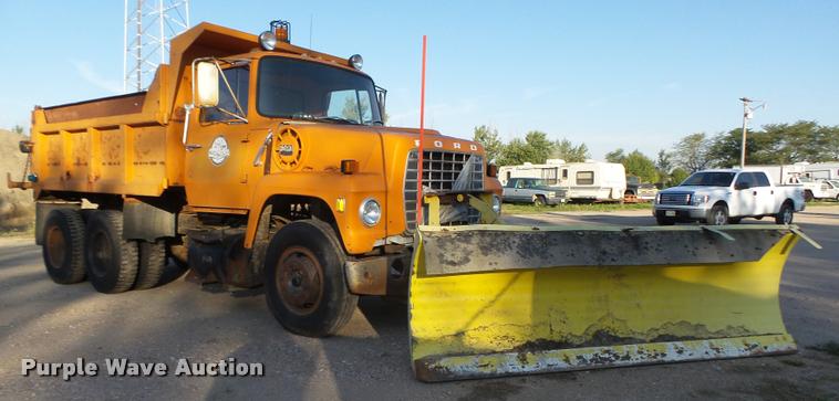 image for item L4044 1979 Ford 800 dump truck
