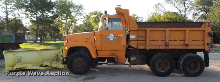 image for item L4044 1979 Ford 800 dump truck