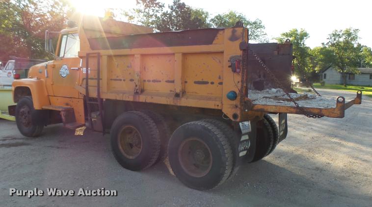 image for item L4044 1979 Ford 800 dump truck