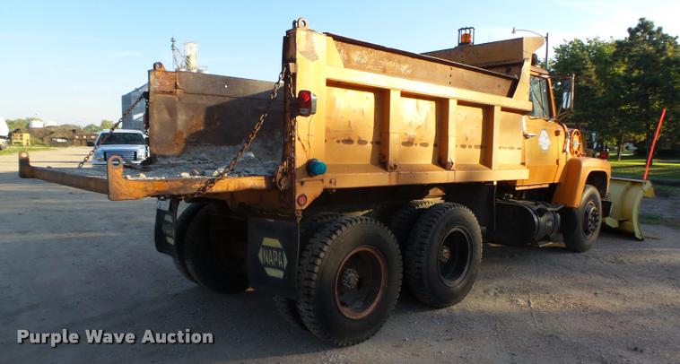 image for item L4044 1979 Ford 800 dump truck