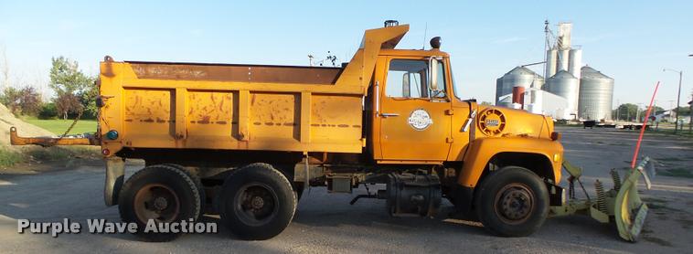 image for item L4044 1979 Ford 800 dump truck