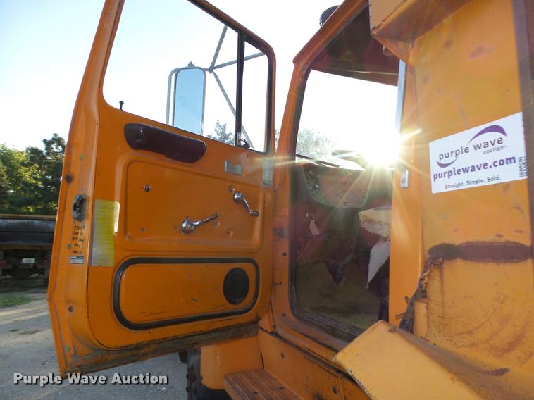 image for item L4044 1979 Ford 800 dump truck