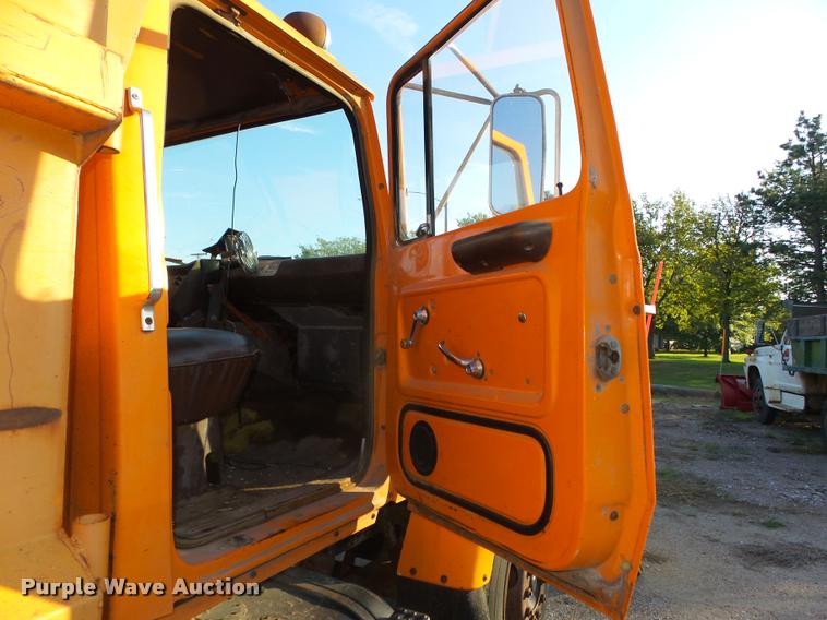 image for item L4044 1979 Ford 800 dump truck