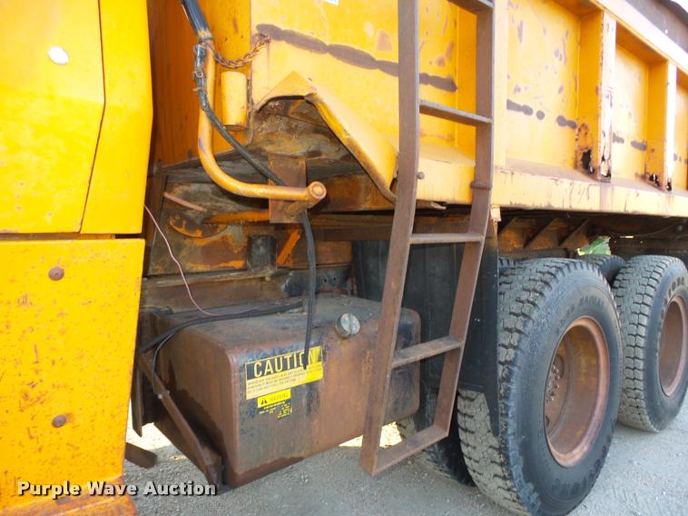 image for item L4044 1979 Ford 800 dump truck
