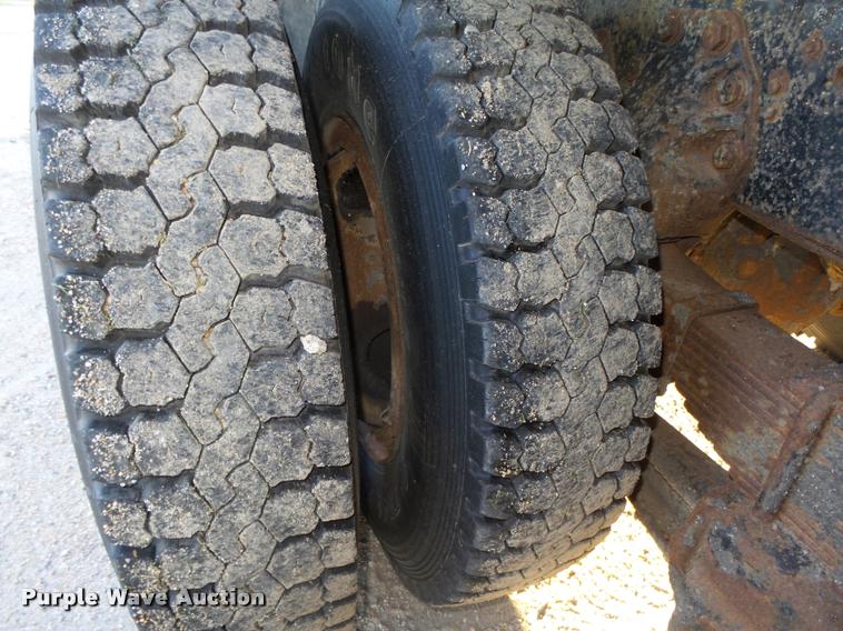 image for item L4044 1979 Ford 800 dump truck