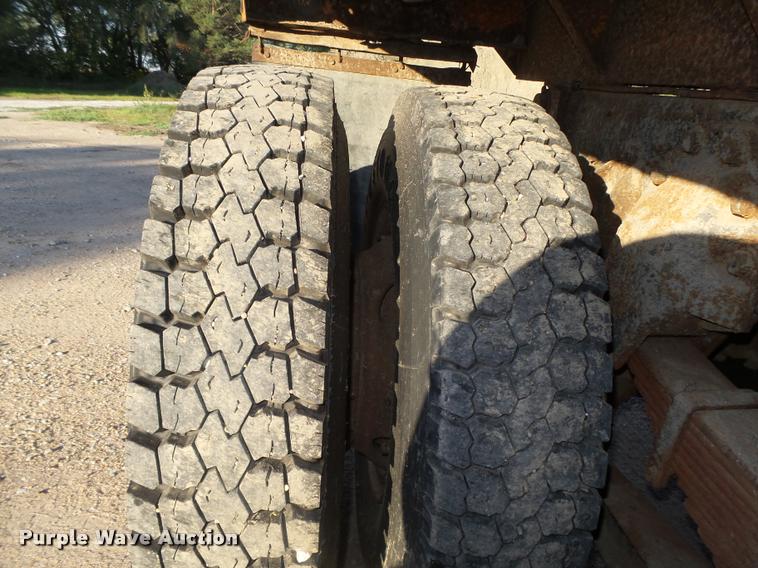 image for item L4044 1979 Ford 800 dump truck