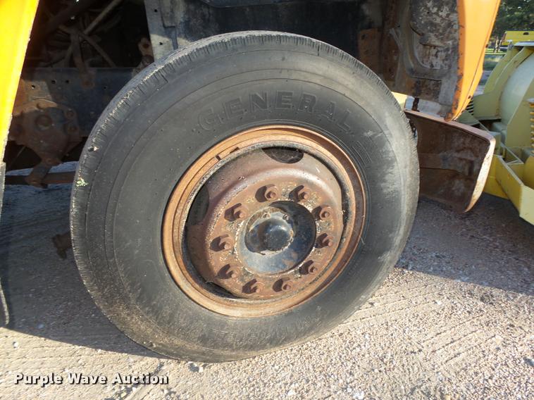 image for item L4044 1979 Ford 800 dump truck