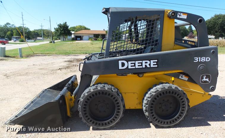 image for item L4047 2010 John Deere 318D skid steer
