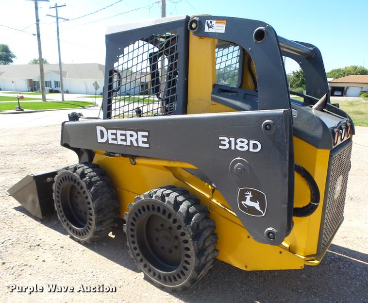 image for item L4047 2010 John Deere 318D skid steer