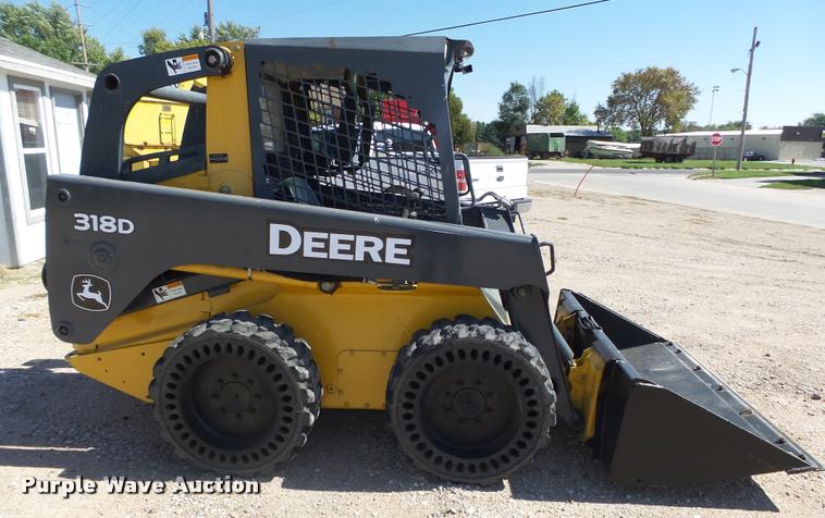 image for item L4047 2010 John Deere 318D skid steer