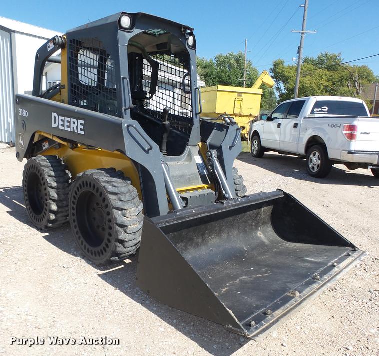 image for item L4047 2010 John Deere 318D skid steer