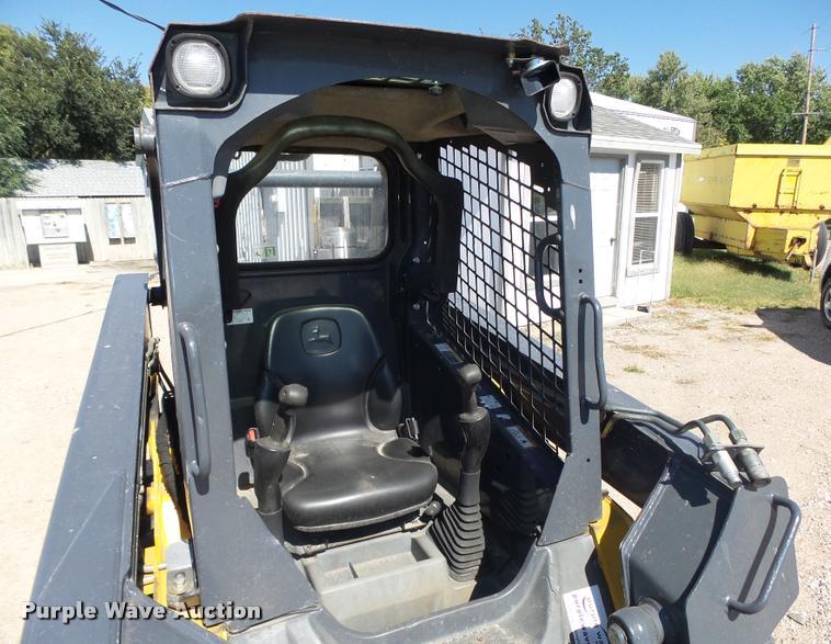 image for item L4047 2010 John Deere 318D skid steer