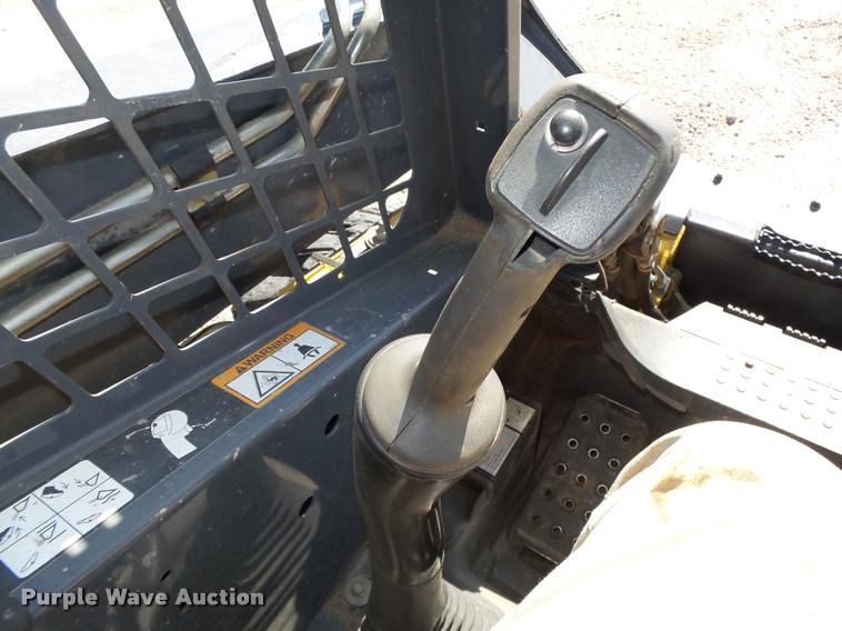 image for item L4047 2010 John Deere 318D skid steer