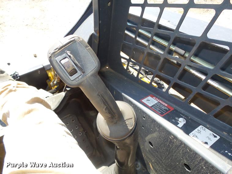 image for item L4047 2010 John Deere 318D skid steer
