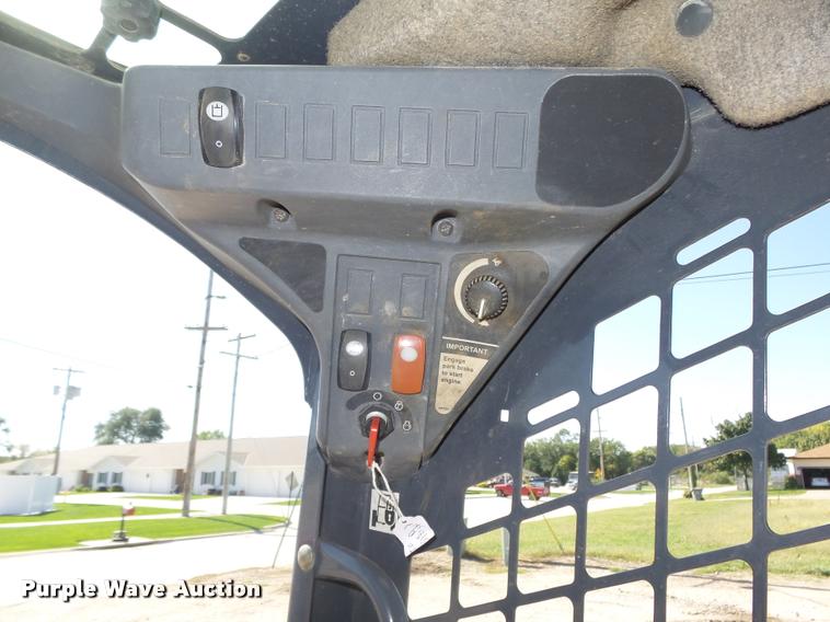 image for item L4047 2010 John Deere 318D skid steer