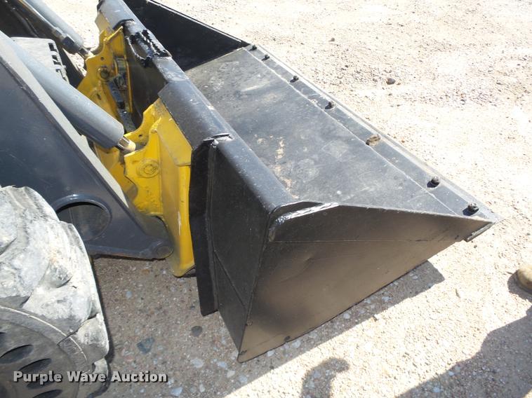 image for item L4047 2010 John Deere 318D skid steer