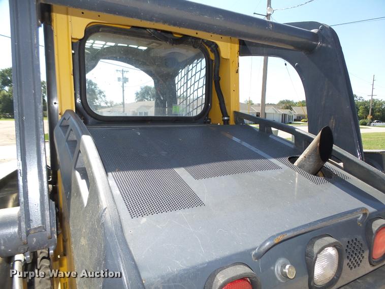 image for item L4047 2010 John Deere 318D skid steer