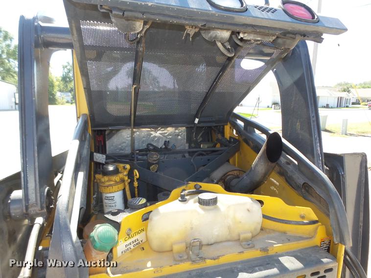 image for item L4047 2010 John Deere 318D skid steer