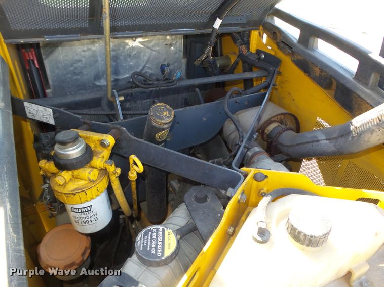 image for item L4047 2010 John Deere 318D skid steer