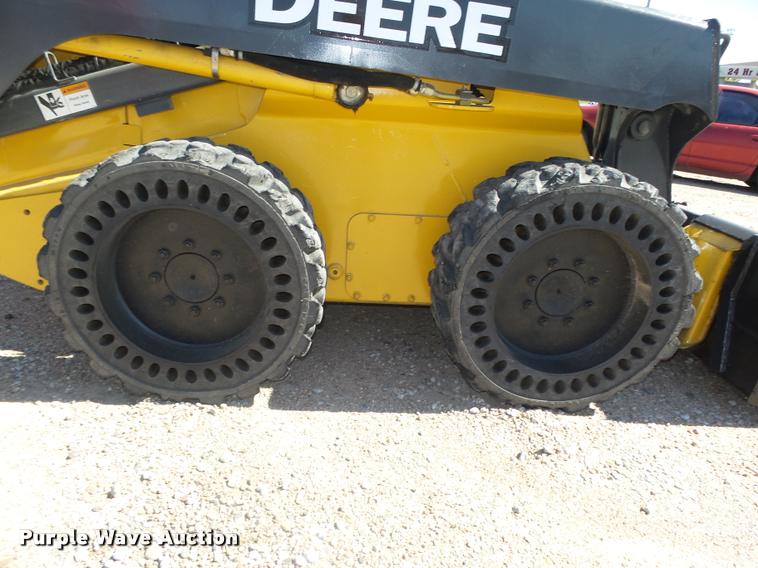 image for item L4047 2010 John Deere 318D skid steer