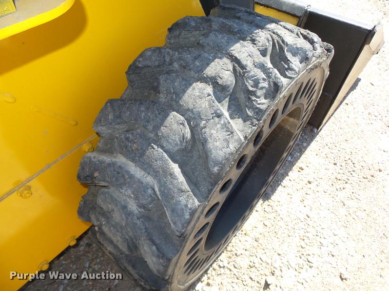 image for item L4047 2010 John Deere 318D skid steer