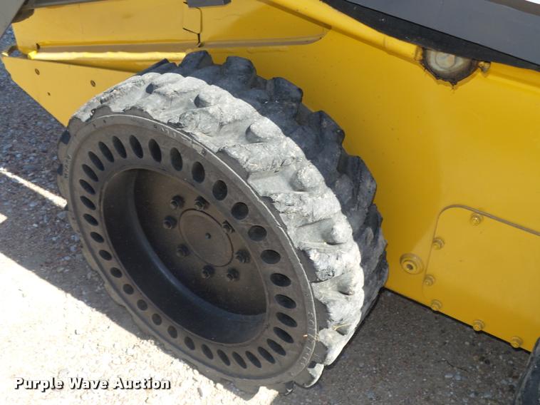 image for item L4047 2010 John Deere 318D skid steer