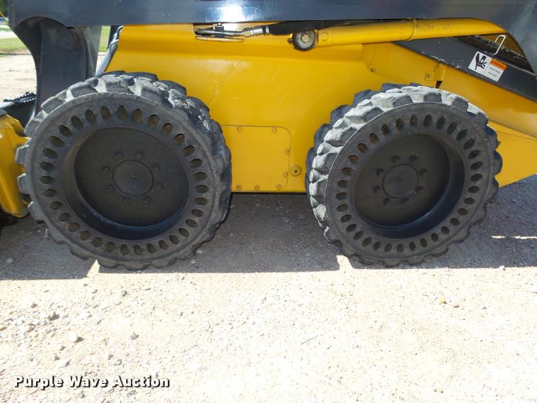 image for item L4047 2010 John Deere 318D skid steer