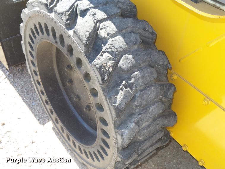 image for item L4047 2010 John Deere 318D skid steer