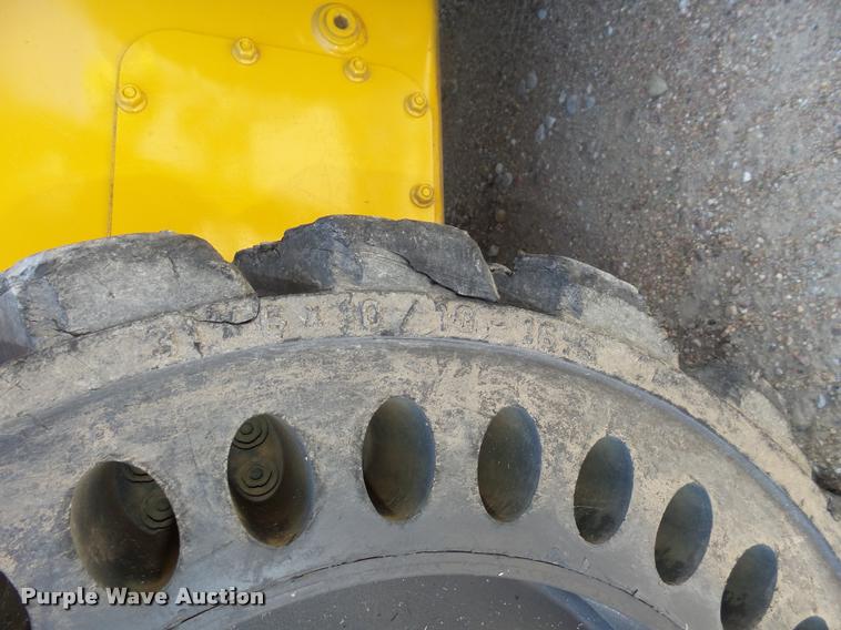 image for item L4047 2010 John Deere 318D skid steer