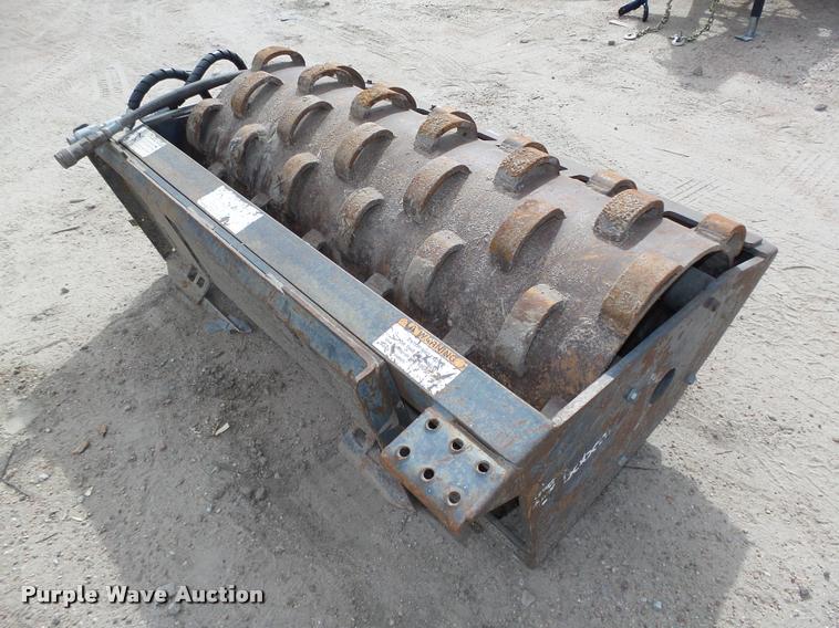 image for item L4064 Melroe 48PAD skid steer vibratory roller