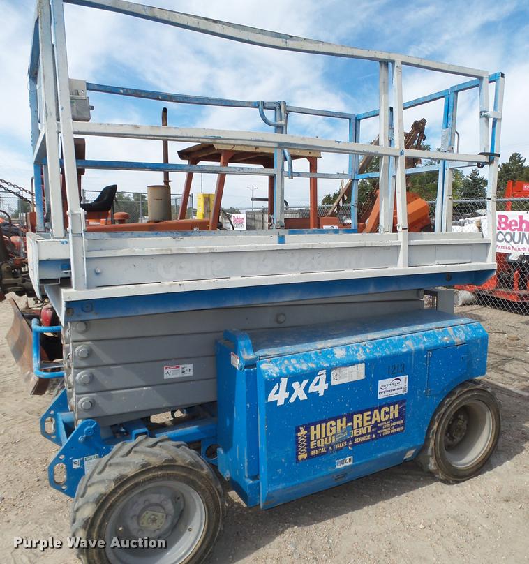 image for item L4066 2002 Genie GS-3268 scissor lift