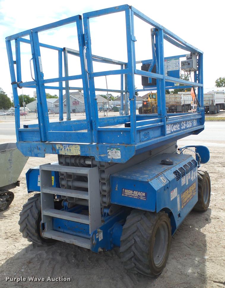 image for item L4066 2002 Genie GS-3268 scissor lift