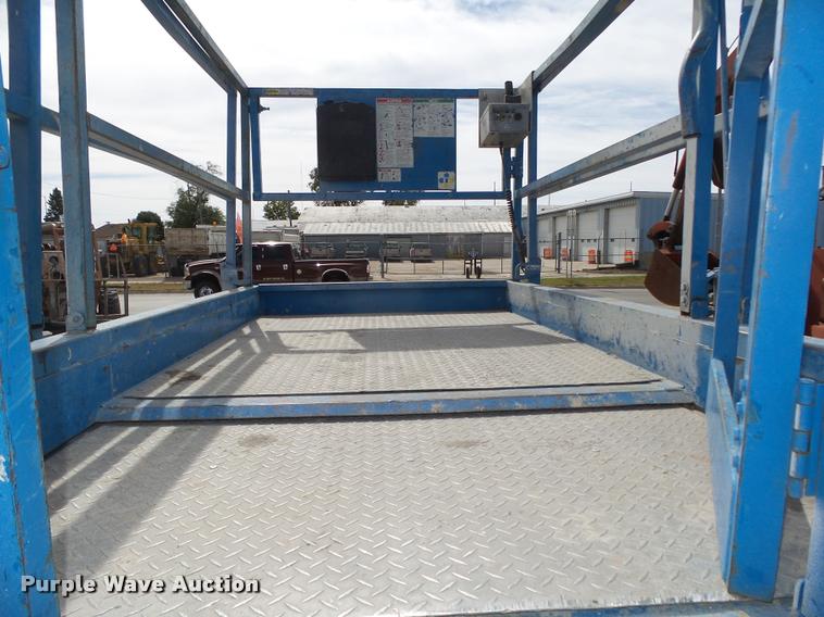 image for item L4066 2002 Genie GS-3268 scissor lift