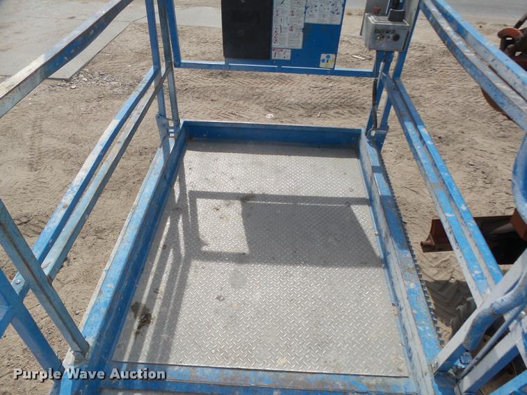 image for item L4066 2002 Genie GS-3268 scissor lift