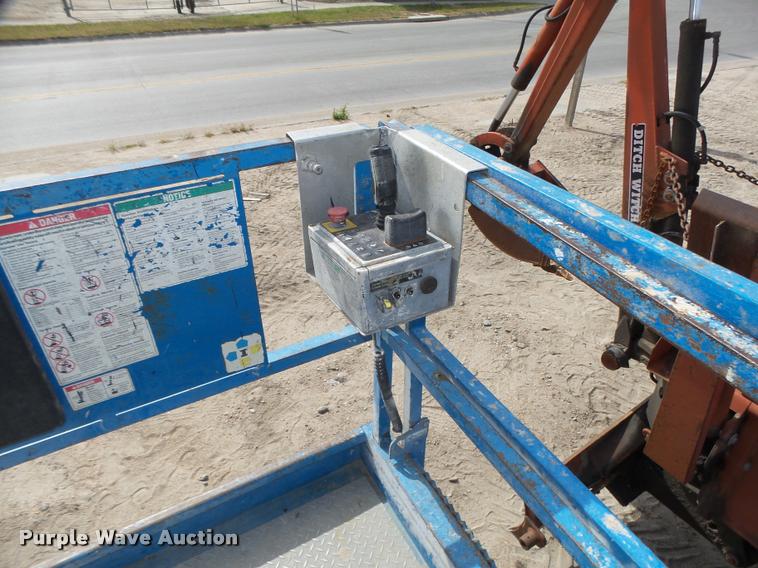 image for item L4066 2002 Genie GS-3268 scissor lift