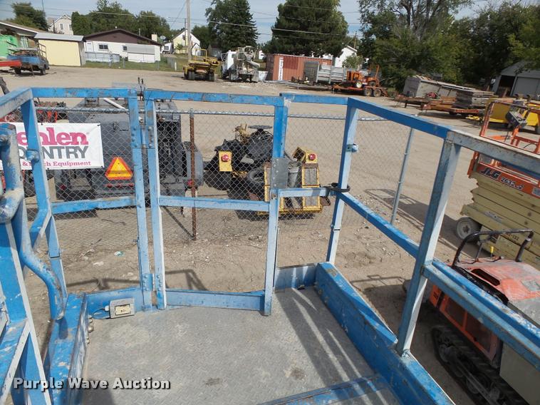 image for item L4066 2002 Genie GS-3268 scissor lift