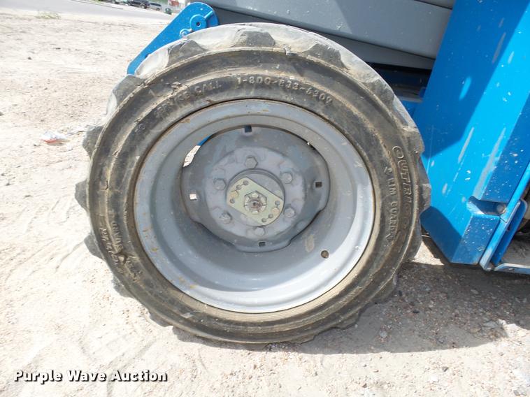 image for item L4066 2002 Genie GS-3268 scissor lift