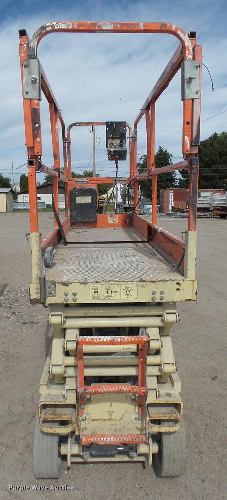 image for item L4067 JLG 2632E2 scissor lift