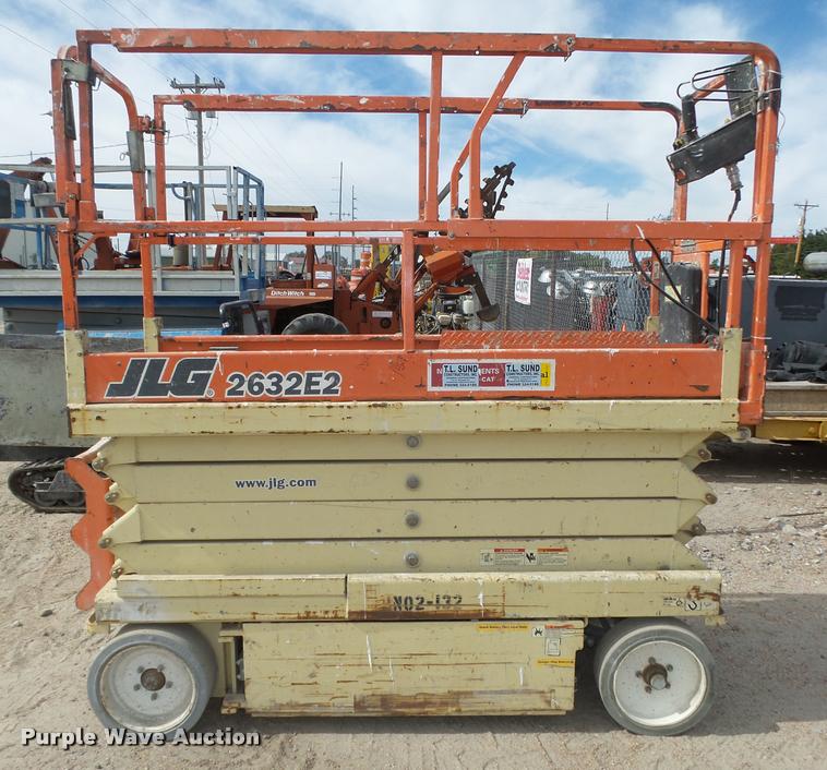 image for item L4067 JLG 2632E2 scissor lift