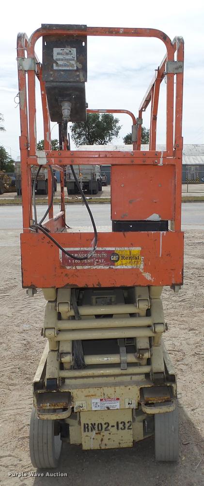 image for item L4067 JLG 2632E2 scissor lift