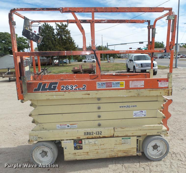 image for item L4067 JLG 2632E2 scissor lift