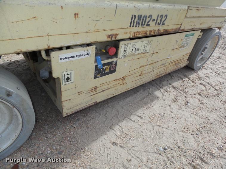 image for item L4067 JLG 2632E2 scissor lift