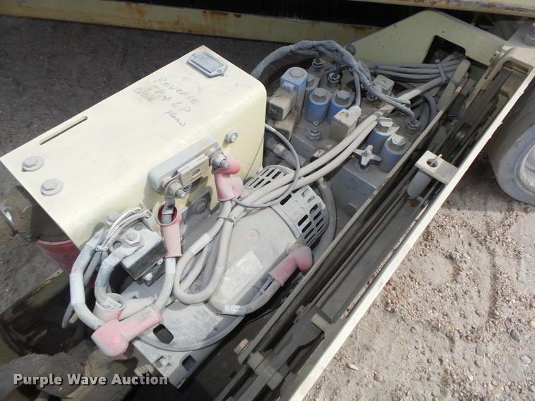 image for item L4067 JLG 2632E2 scissor lift