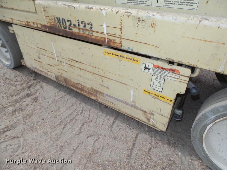 image for item L4067 JLG 2632E2 scissor lift