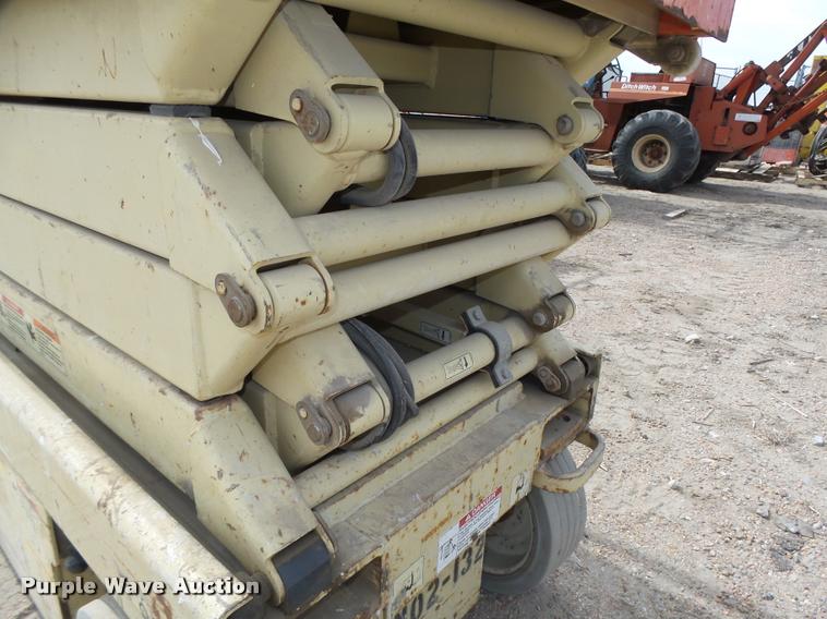image for item L4067 JLG 2632E2 scissor lift
