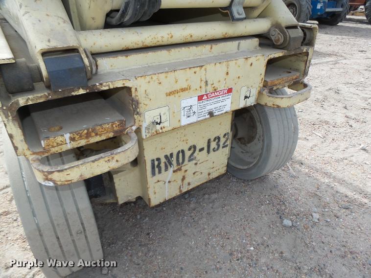 image for item L4067 JLG 2632E2 scissor lift